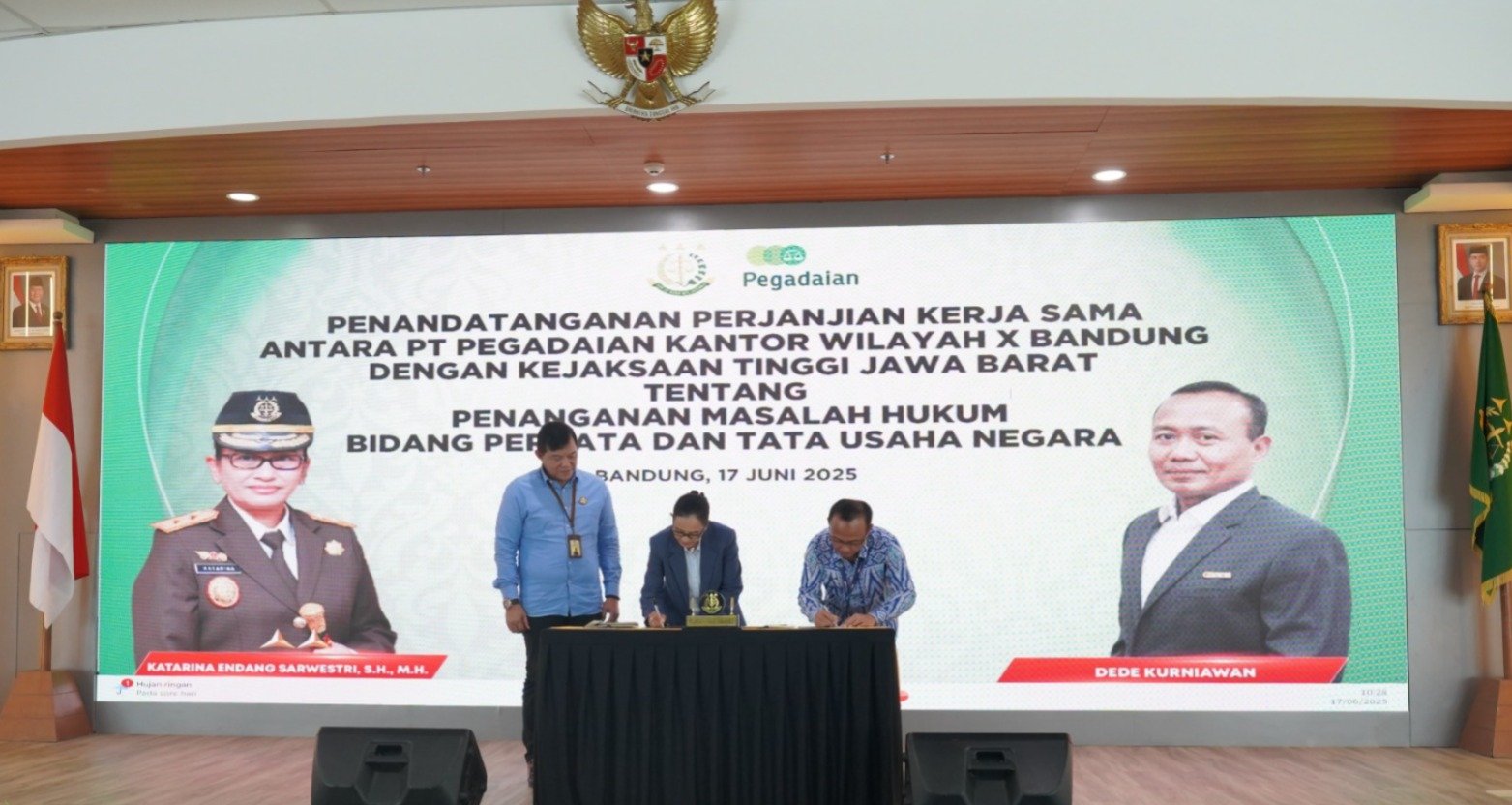 Foto penandatanganan kerja sama antara Kejati Jabar dan PT Pegadaian Kanwil X Bandung di Kota Bandung