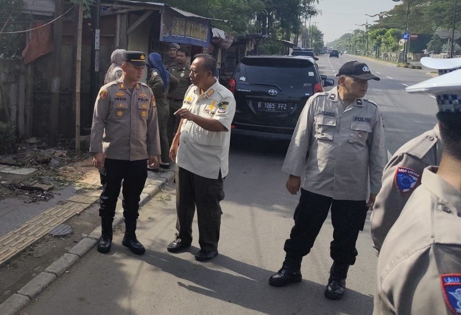 Polisi dan Satpol PP Bekasi mengecek bangunan liar di Kalimalang yang diduga menjual tramadol