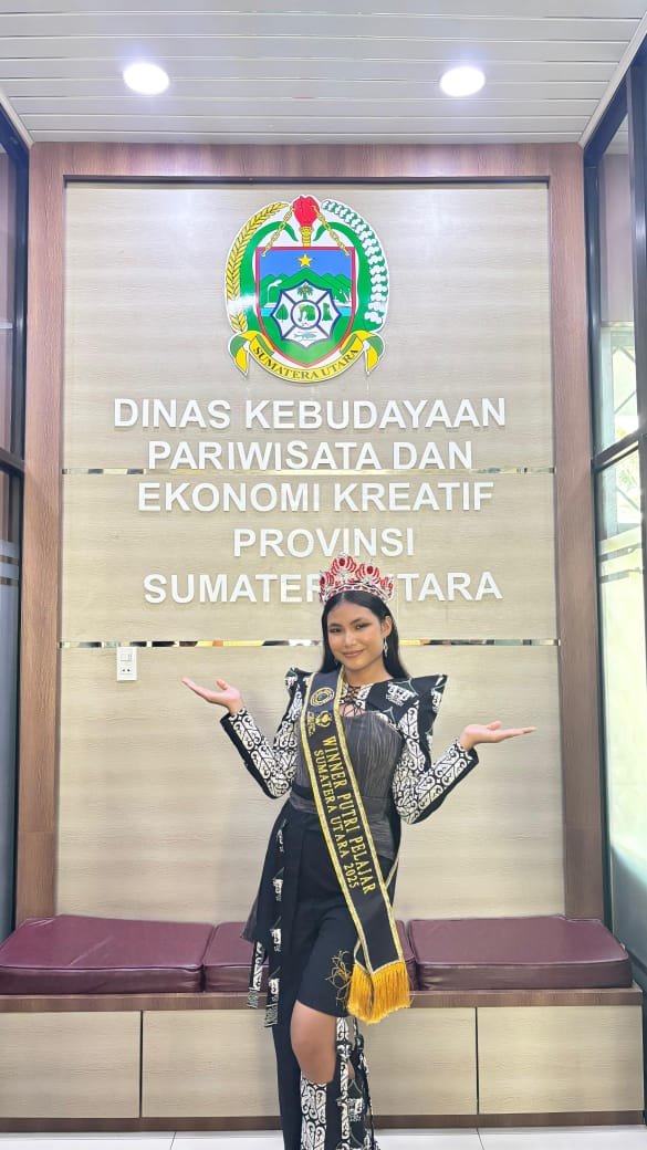 Kezia Megas Sipahutar saat audiensi di DPRD Deli Serdang didampingi kepala sekolah dan perwakilan dinas, menerima dukungan menuju ajang nasional Putri Pelajar.