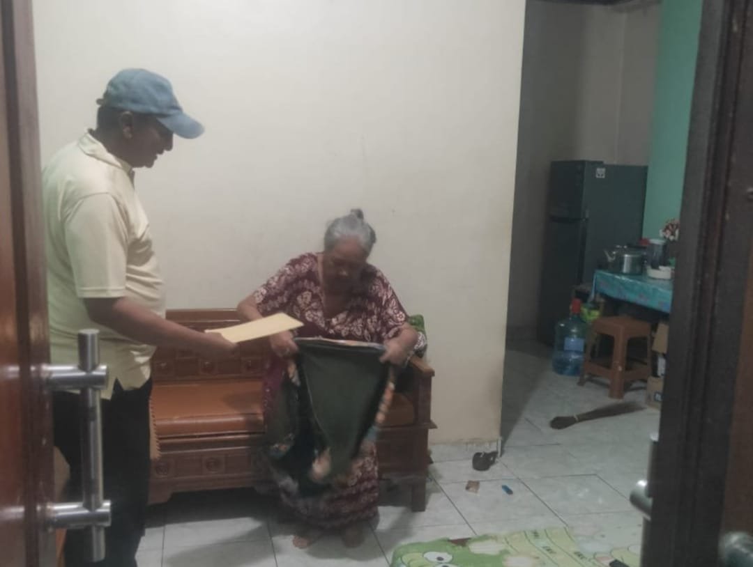 Warga Margahayu Kota Bekasi menunjukkan dokumen SHM dan surat teguran terkait dugaan penyerobotan tanah kepada salah satu tetangganya.