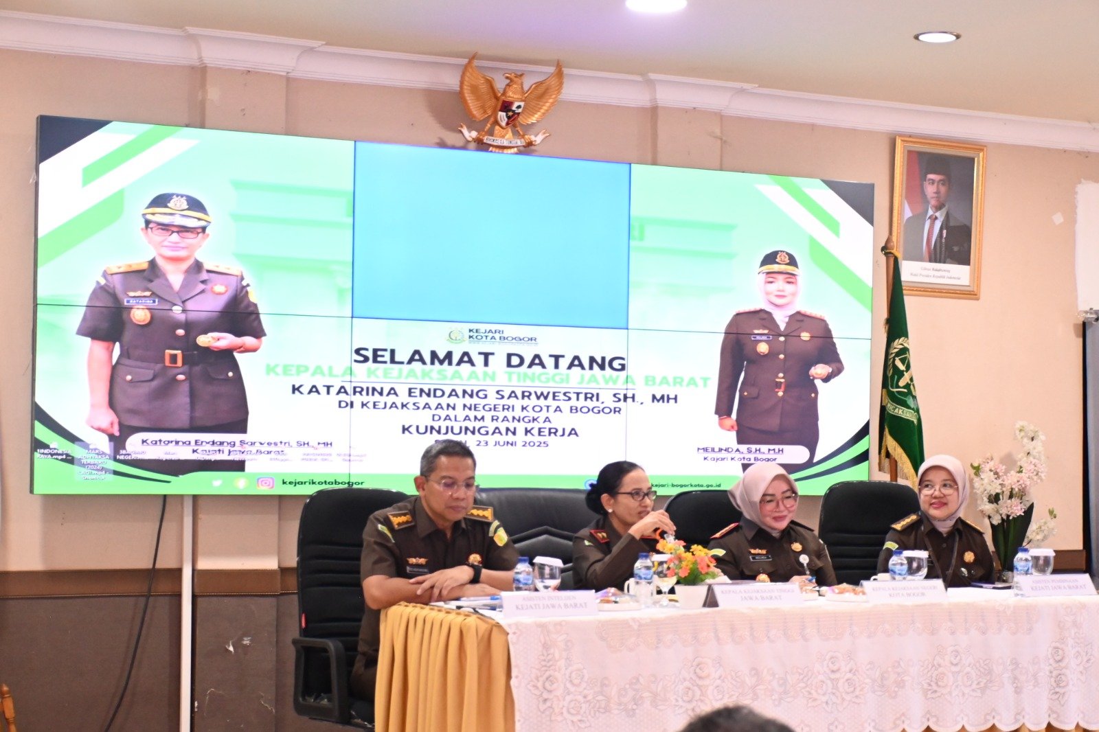 Foto : Kajati Jabar Katarina Endang Sarwestri saat memberikan pengarahan di Kejari Depok, Kabupaten Bogor, dan Kota Bogor pada 23 Juni 2025.