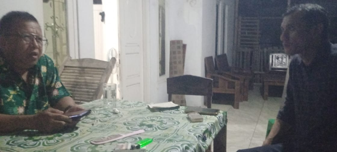 Pelapor menunjukkan bukti laporan kasus penipuan Rp72 juta kepada wartawan setelah penyidik Polres Bekasi batal gelar perkara.