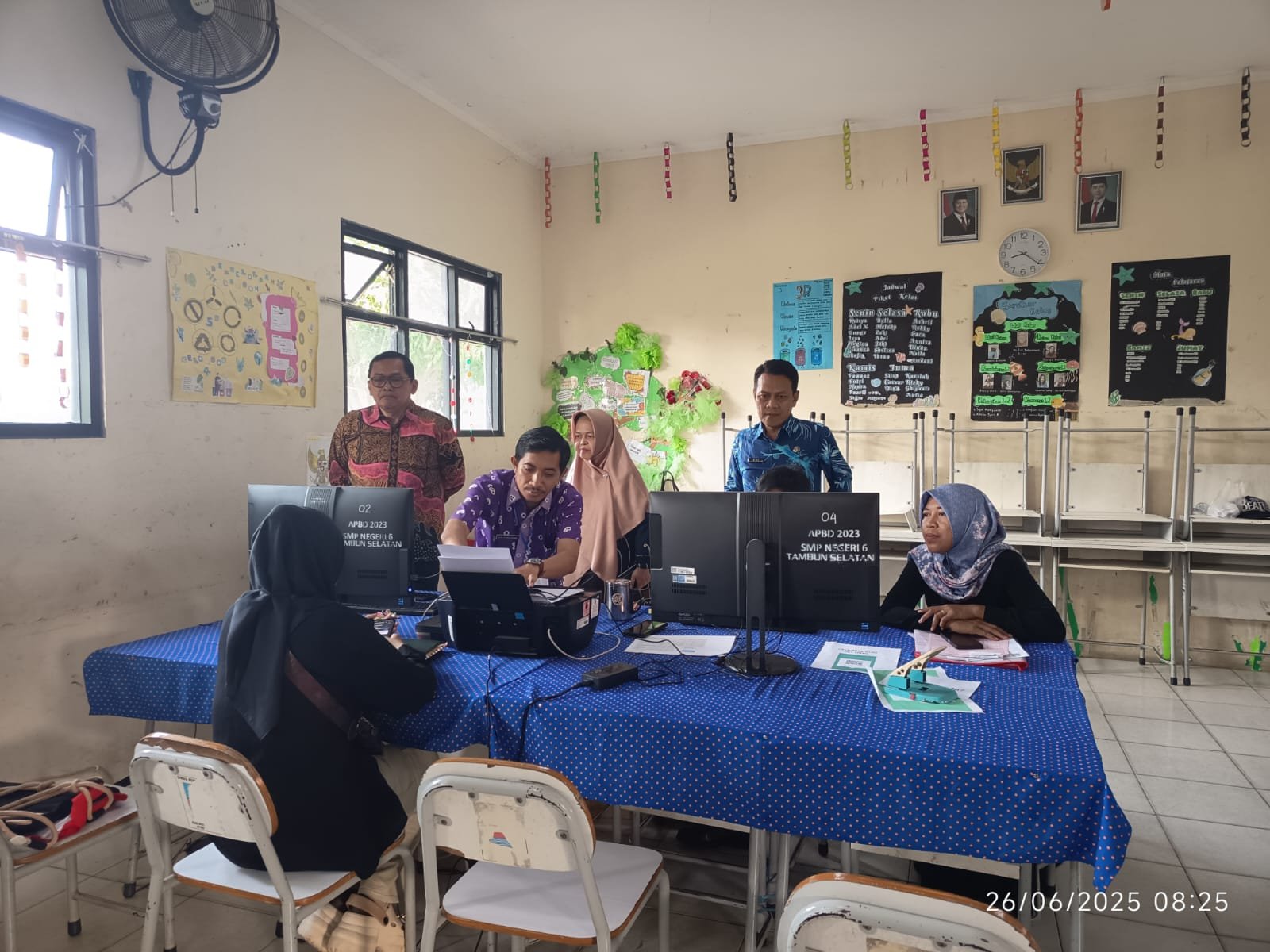 Imam Faturohman Kadisdik Kab Bekasi di dampingi Ninuk Kepsek SMPN 6 Tamsel, Infografis resmi jadwal dan tahapan SPMB Kabupaten Bekasi Tahun Ajaran 2025/2026 untuk empat jalur pendaftaran siswa baru.