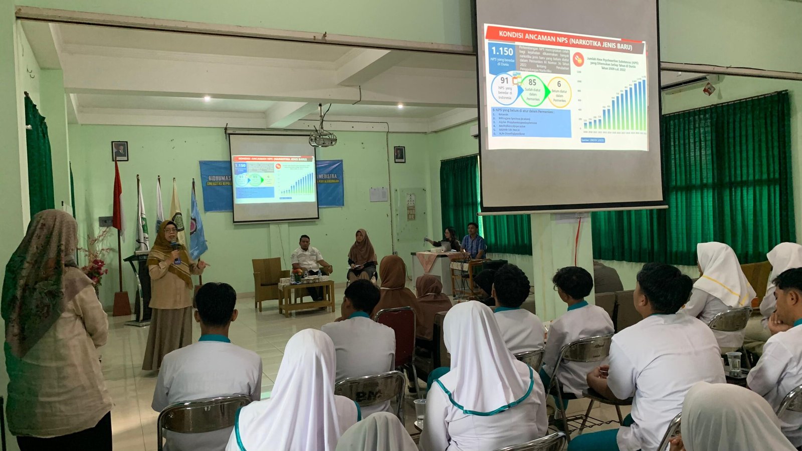 Petugas Polda Kaltim dan BNK Balikpapan memberikan sosialisasi bahaya narkoba kepada mahasiswa di Aula Poltek Borneo Medistra Balikpapan dalam rangka peringatan HANI 2025.