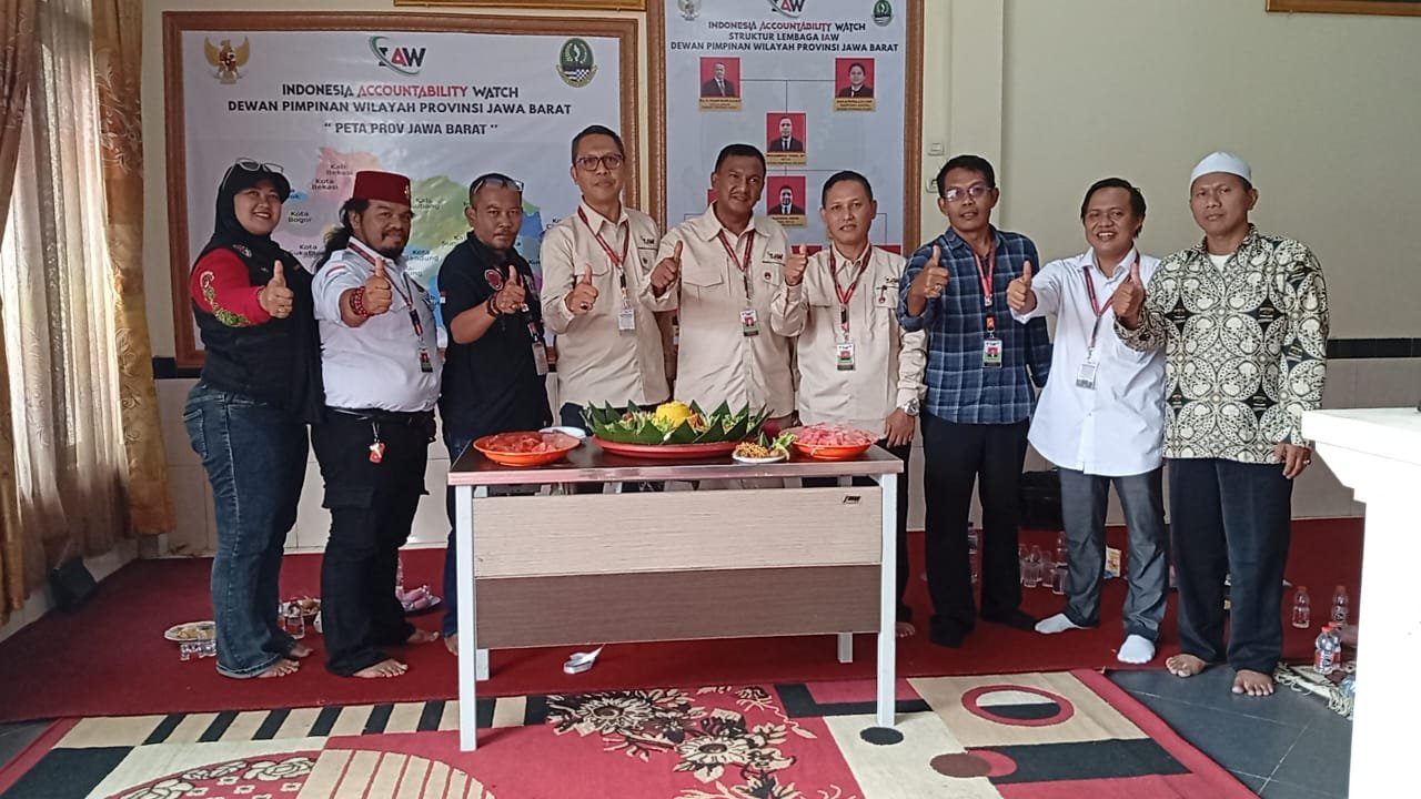 “Gono Saputro memotong pita peresmian kantor DPW IAW Jawa Barat di Kota Bekasi bersama Ketua DPW Muhammad Yasin dan tokoh masyarakat, Sabtu (28/6/2025)”
