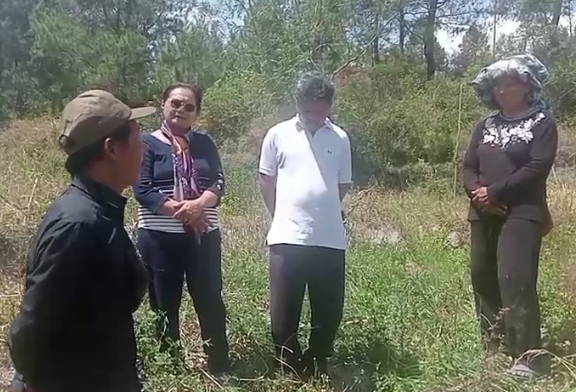 Potret warga dan tokoh masyarakat di lokasi konflik warisan di Kabupaten Toba, Sumatera Utara, bersama pendamping hukum dari PPWI Toba dalam upaya mempertahankan hak atas tanah warisan keluarga Hutagaul.