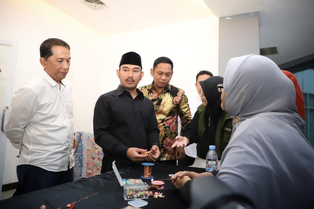 Pemkab Bekasi meluncurkan program Creative Hub sebagai wadah kolaborasi antara komunitas kreatif dan industri lokal untuk mendorong pertumbuhan ekonomi berbasis digital.