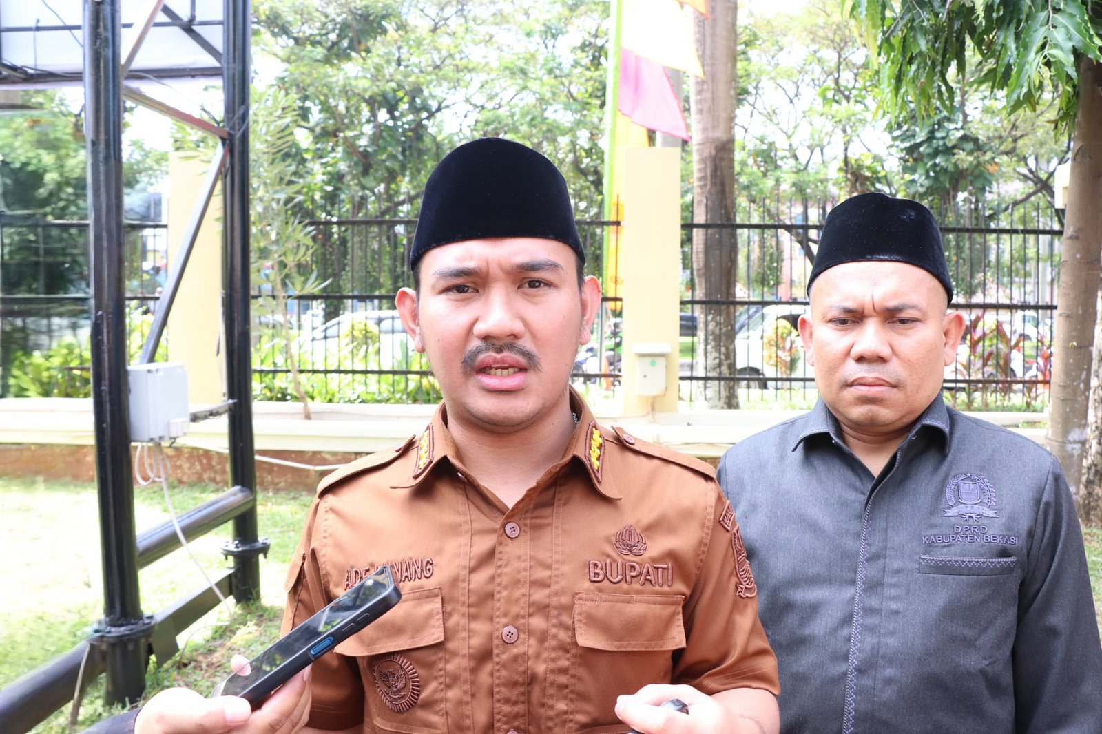 Bupati Bekasi Ade Kuswara Kunang memberikan pernyataan resmi terkait penanganan tawuran remaja di Cikarang Timur saat kegiatan di Polres Metro Bekasi.