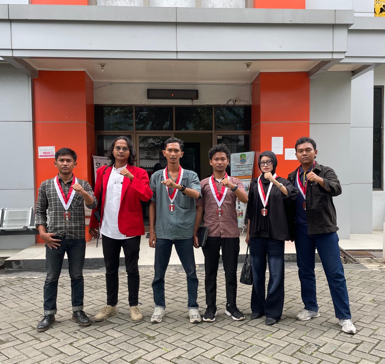 Aktivis GMNI dalam pengaduan kepada Disnaker Kota Bekasi terkait penahanan ijazah oleh PT Multindo Finance, di depan kantor pemerintah.