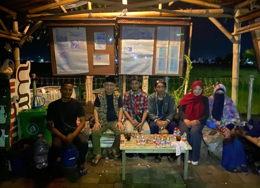 Tim Rombongan Rumah Hebat Nusantara bersama Polsus Cagar Budaya saat berkunjung ke Candi Jiwa, Komplek Percandian Batujaya, Karawang.