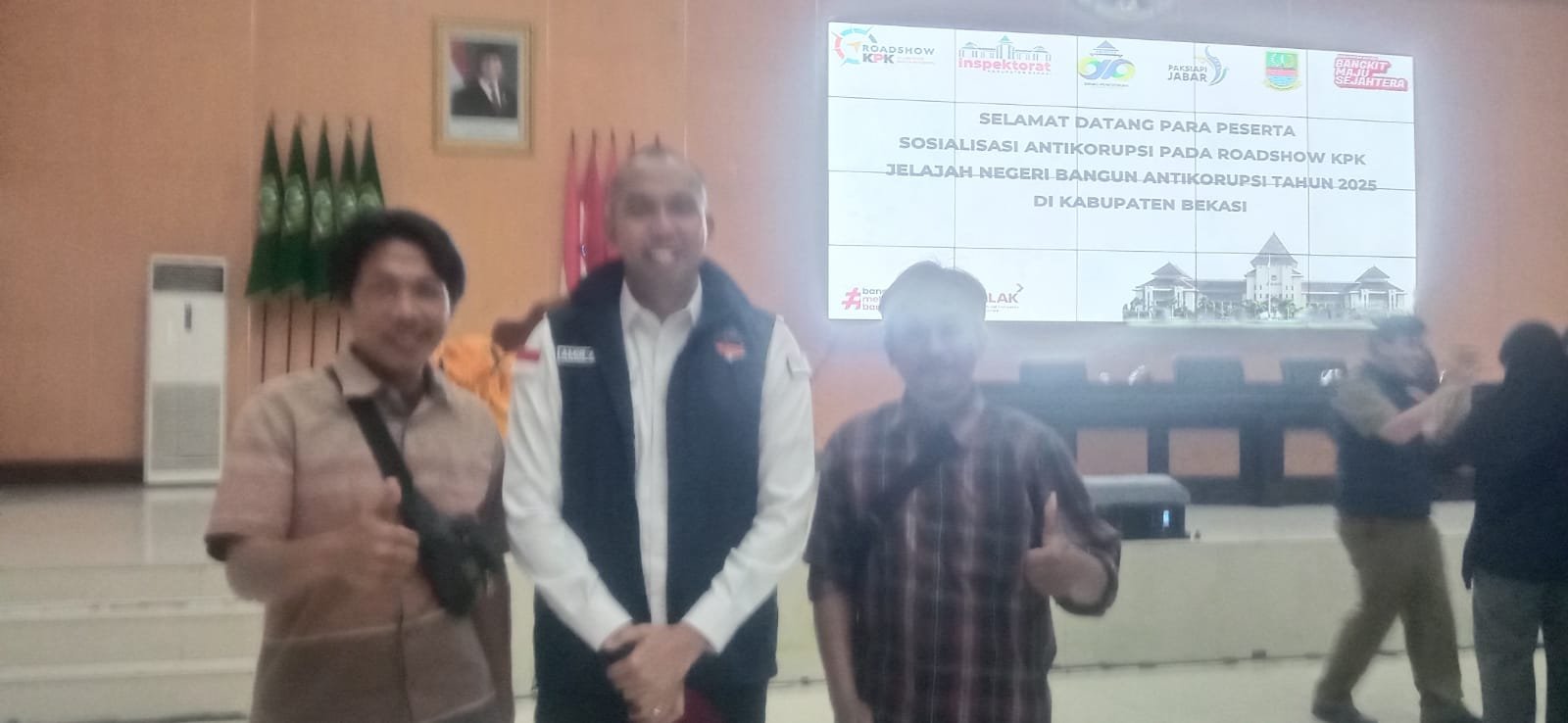 Amir Arief dari KPK RI bersama Hisar Pardomuan Ketua RJN Bekasi Raya saat setelah memberikan edukasi antikorupsi kepada kepala sekolah SMP di Gedung Wibawa Mukti dalam rangkaian ROTSO KPK 2025.