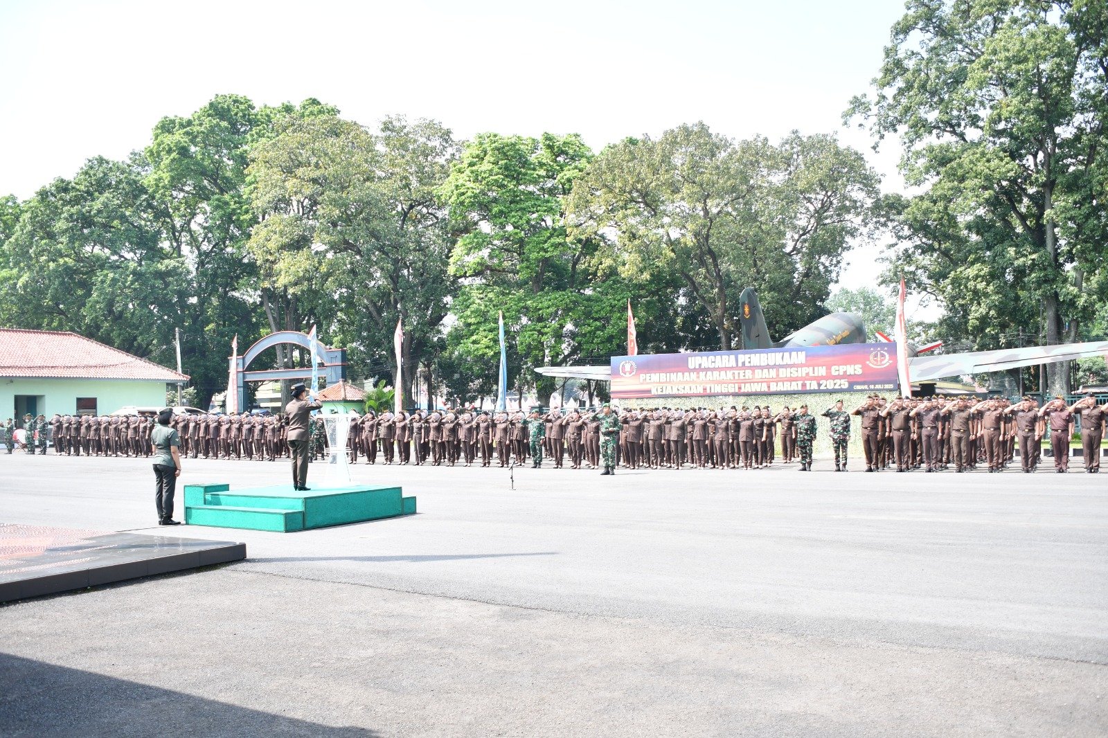 Upacara pembukaan pembinaan karakter CPNS Kejaksaan RI oleh Kejati Jabar di Pusdikbekang Cimahi, dihadiri pejabat Kejaksaan dan TNI.