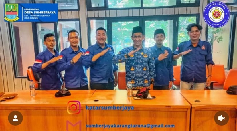 Ketua Karang Taruna Sumber Jaya, Wawan Hermawan, bersama perangkat Desa terkait desakan pengisian jabatan Kepala Desa, Jumat (18/7/2025).
