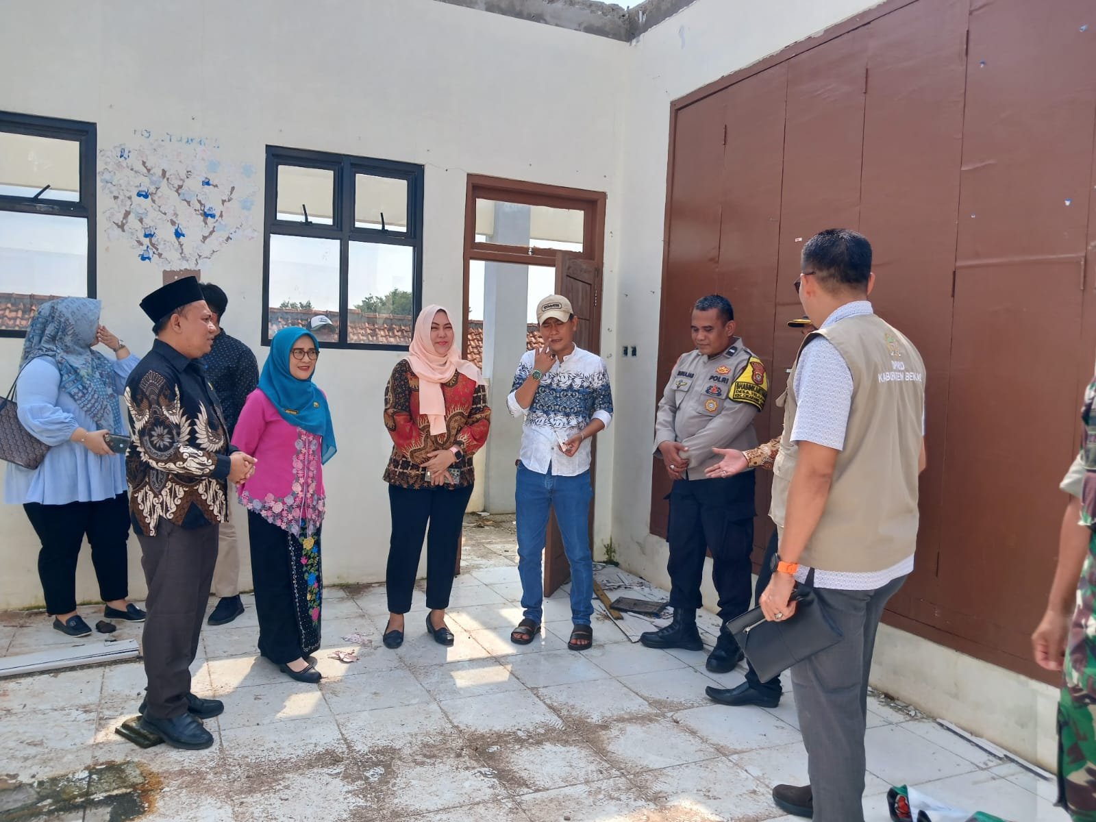 Kunjungan kerja Wakil Ketua DPRD Kabupaten Bekasi ke SDN 04 Telajung yang rusak akibat bencana puting beliung