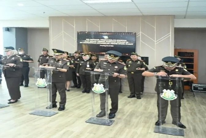 Kajati Jabar Katarina Endang Sarwestri melantik 13 pejabat baru eselon III Kejaksaan Tinggi Jawa Barat di Gedung Soeprapto Bandung, 23 Juli 2025.