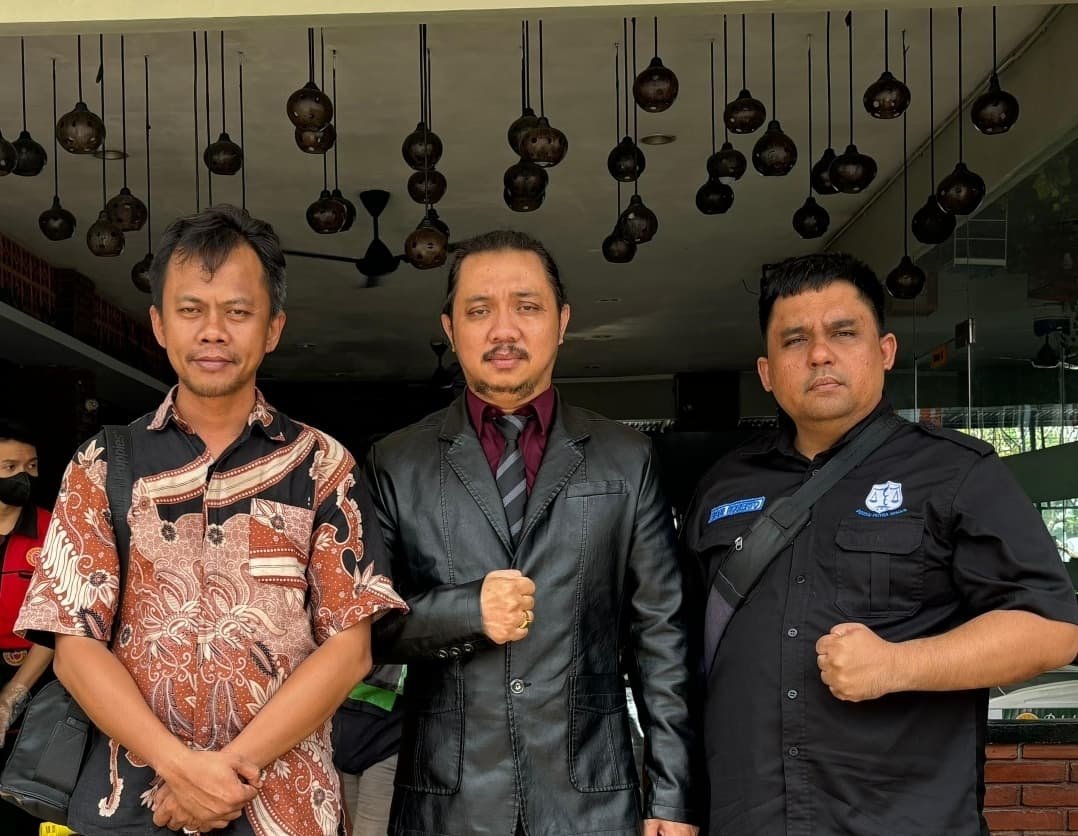 Kuasa hukum dihalangi massa saat Sidang Pemeriksaan Setempat Gedung PSSSI&B di Bekasi, 28 Juli 2025.