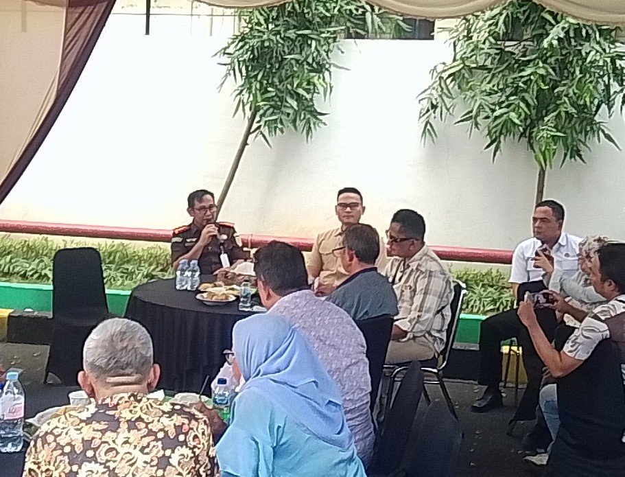 Imran Yusuf, SH., MH., Kajari Kota Bekasi, memberikan sambutan dalam kegiatan diskusi hukum bersama insan pers di Kota Bekasi sebelum berpindah tugas, dengan suasana informal dan penuh keakraban.