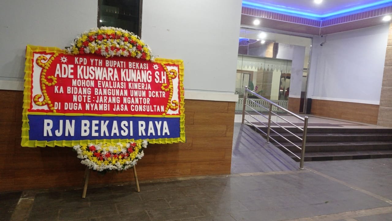 Karangan bunga dari RJN Bekasi Raya berisi kritik terhadap pejabat DCKTR Bekasi yang diduga jarang ngantor dan menyambi sebagai konsultan bangunan.