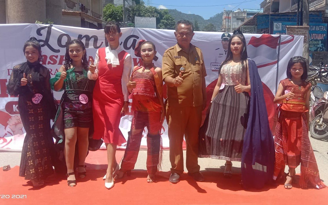 Camat Lumban Panjaitan bersama Peserta lomba fashion show ulos memeriahkan HUT RI ke-80 di Kecamatan Silaen, Kabupaten Toba.