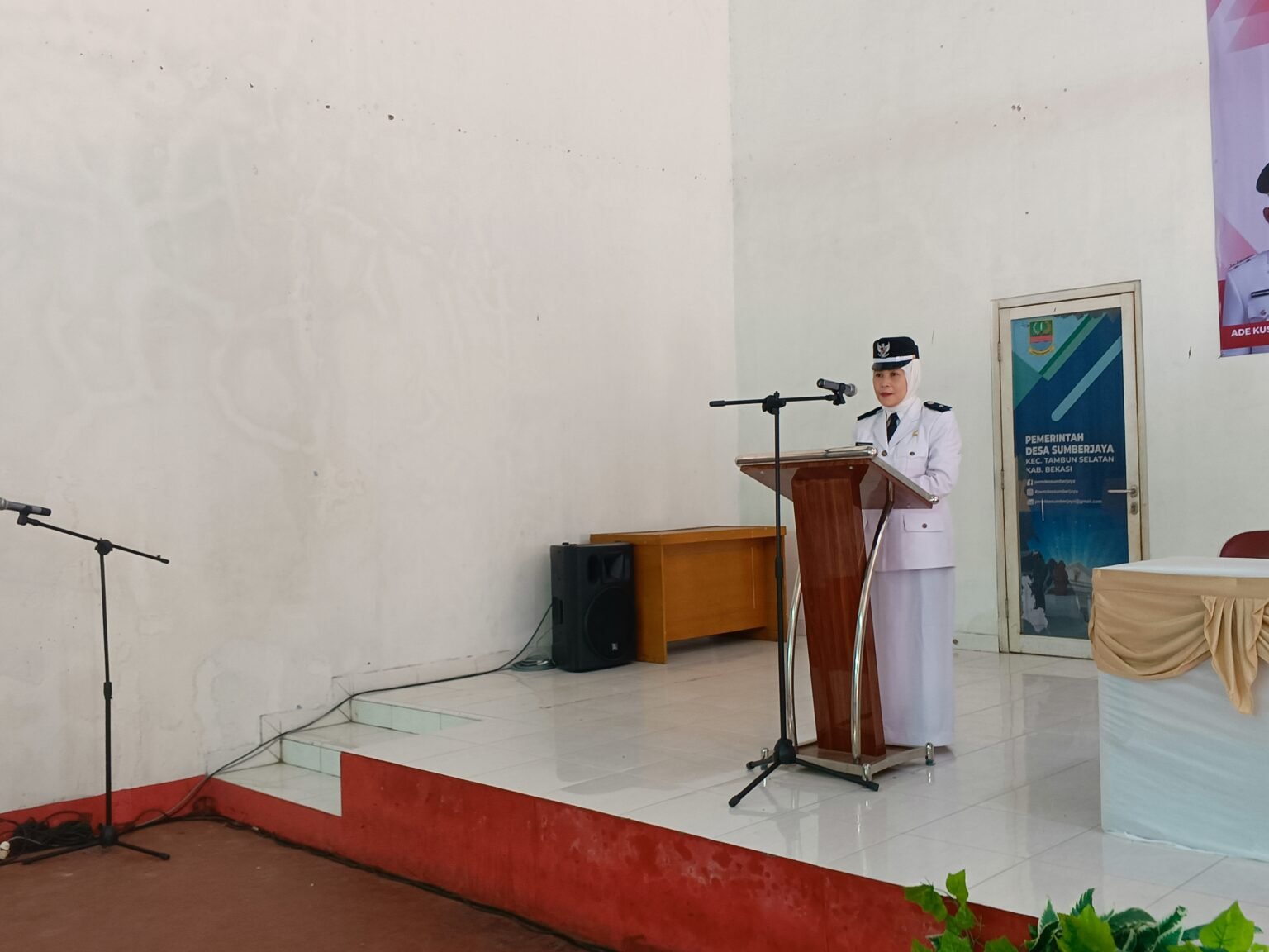 Ike Rahmawati, SE. MSI. Penjabat (PJ) Kepala Desa Sumberjaya Tambun Selatan Kabupaten Bekasi, memberi keterangan kepada media terkait polemik kas kosong Desa Sumberjaya yang berdampak pada gaji aparatur dan RT/RW.