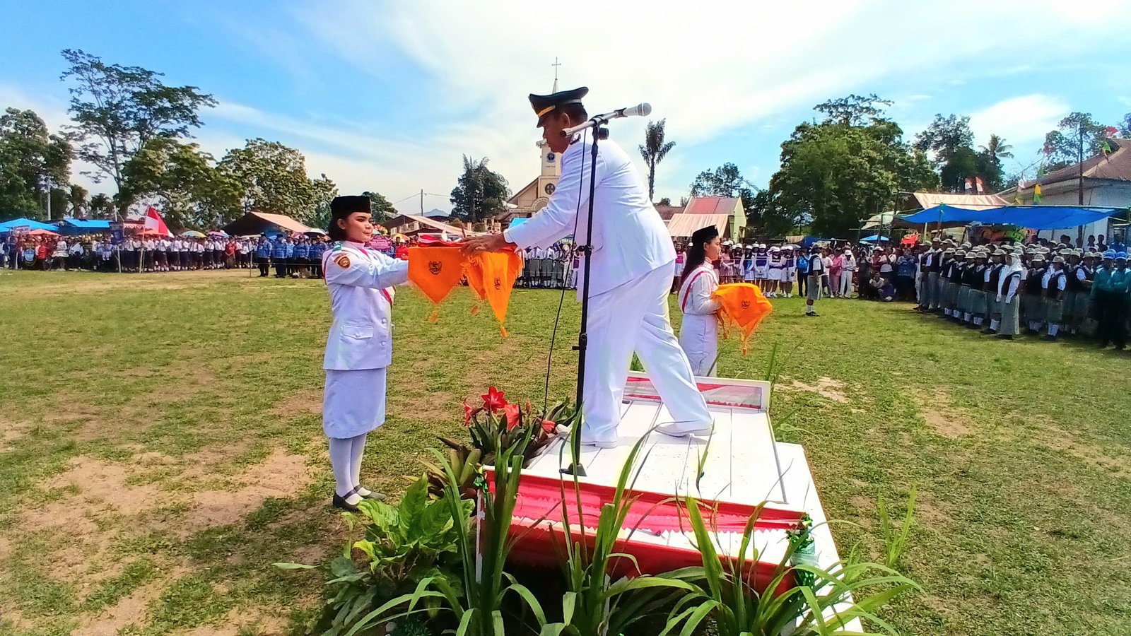 Upacara bendera HUT RI 80 di Lapangan Parbalean Silaen dengan Paskibra Toba.
