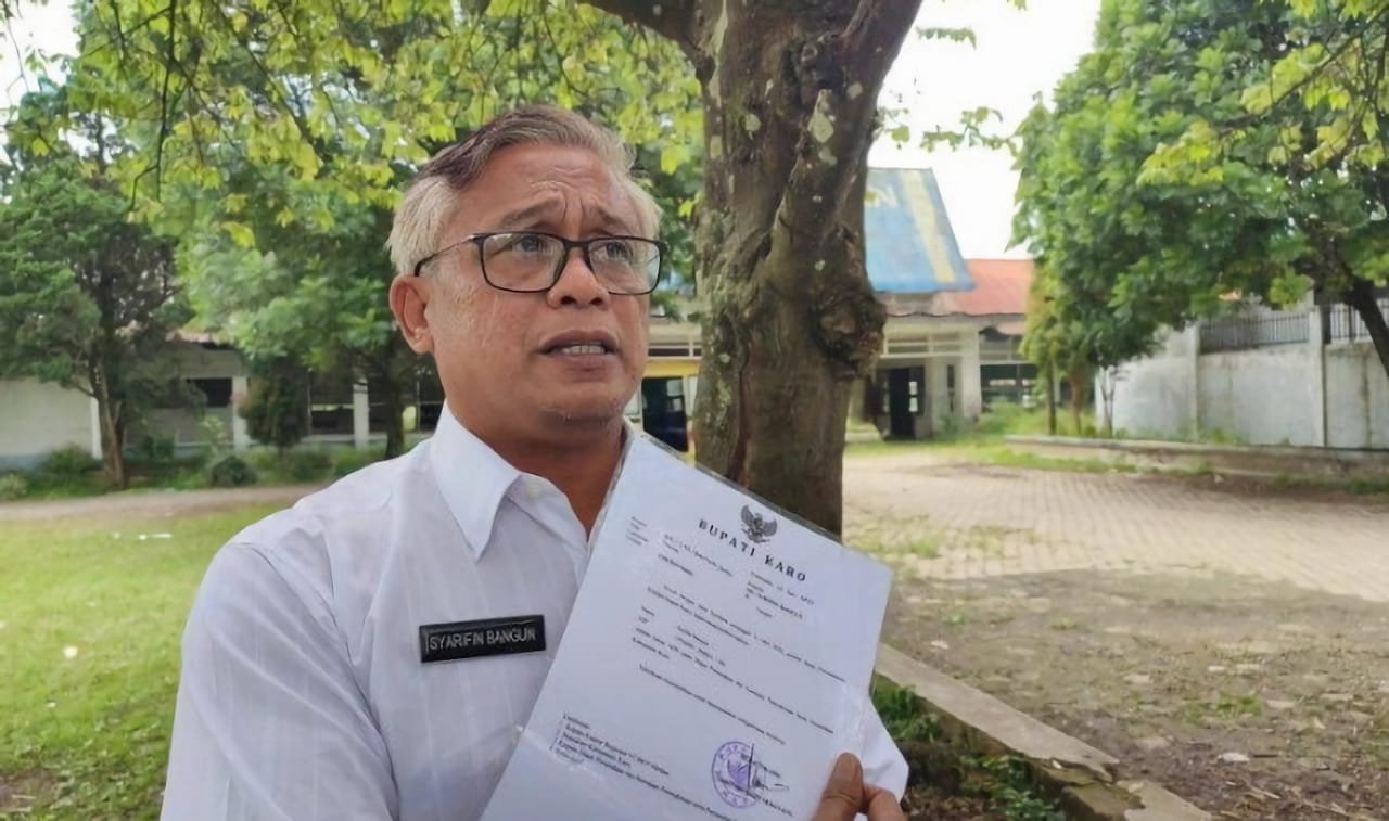 Seorang PNS Kabupaten Karo bernama Sarifin Bangun menunjukkan dokumen laporan dugaan pemalsuan surat Nota dinas BKD Karo bermasalah, di Kabanjahe, Sumatera Utara.