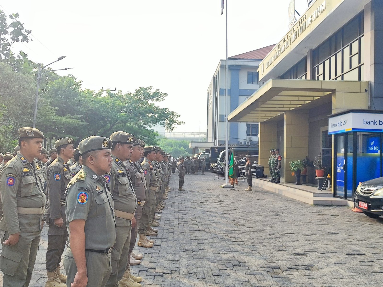 Kasatpol PP Kota Bekasi Nesan Sujana memimpin apel gabungan Satpol PP