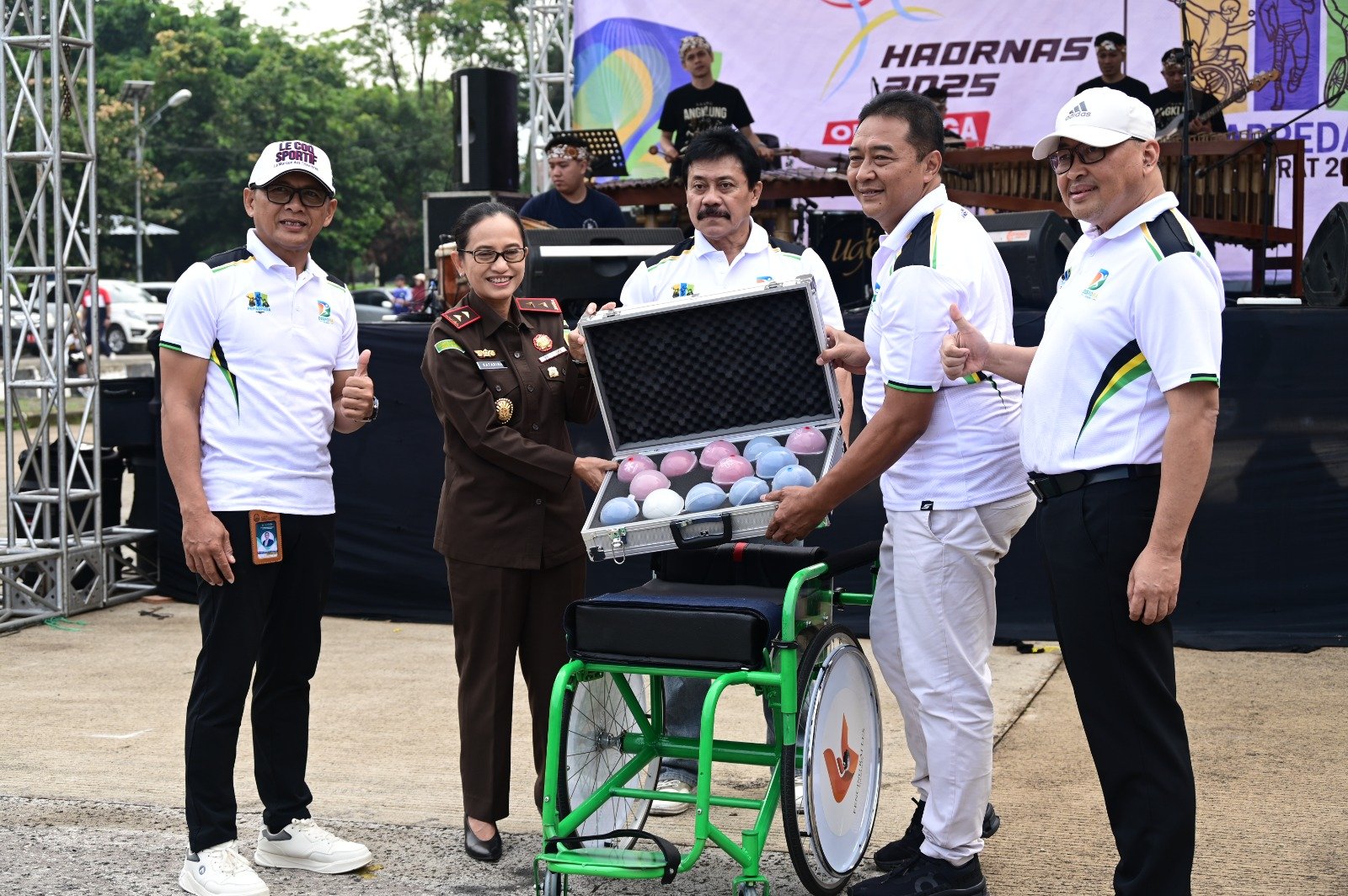 Kajati Jawa Barat menyerahkan bantuan alat olahraga dalam pembukaan Pekan Paralimpik Daerah (PEPARDA) Jawa Barat 2025 di Arcamanik, Bandung.