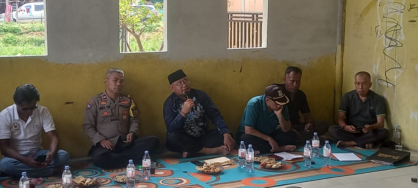 Wanajaya H. Nurdin Kholik Barok memimpin musyawarah bersama warga RT 005 RW 023 Perumahan Kirana Cibitung di Balai Warga
