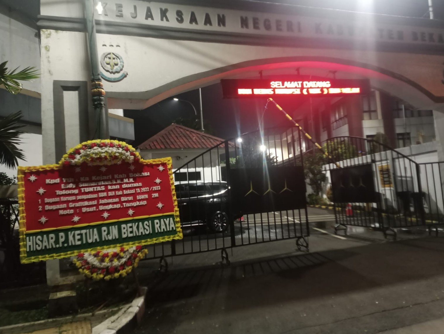 RJN Bekasi Raya mengirim papan bunga ke Kejari Kabupaten Bekasi berisi pesan “Usut, Ungkap, Tangkap” terkait dugaan korupsi BBM dan gratifikasi jabatan BBWM.