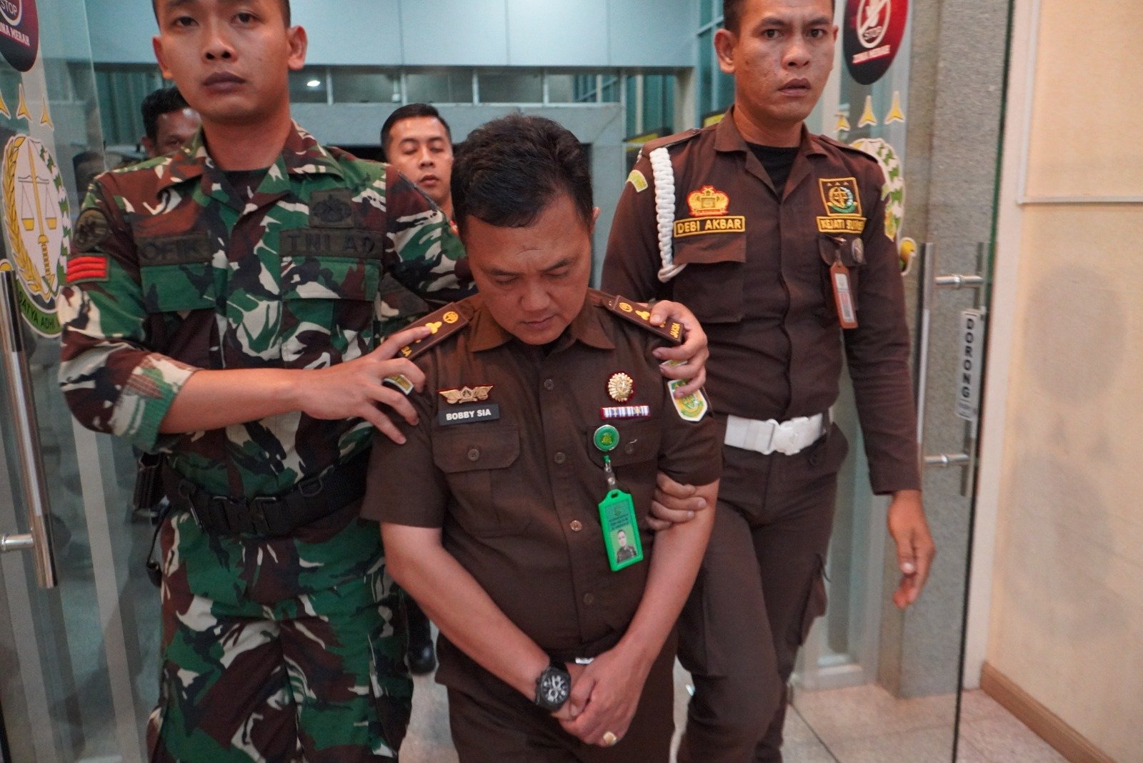 Petugas Kejari OKI mengamankan seorang PNS aktif yang menyamar sebagai Jaksa lengkap dengan atribut resmi di Kayuagung, Sumatera Selatan.