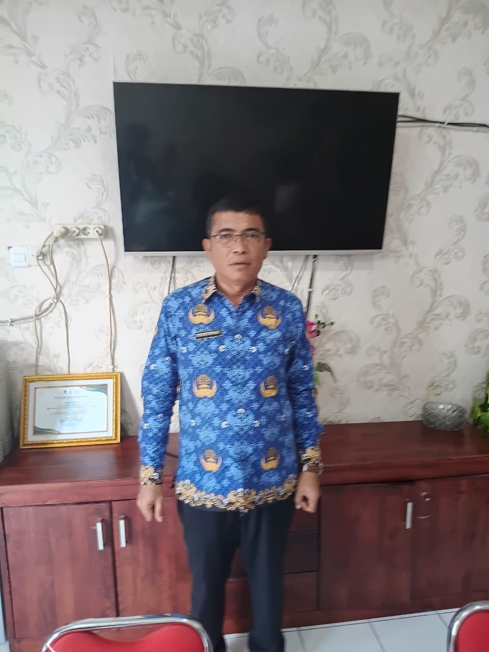 Sekda Kabupaten Toba Augus Sitorus memberikan penjelasan terkait evaluasi program Makanan Bergizi Gratis (MBG) pada redaksi mediarjn terkait SMPN 1 Laguboti usai puluhan siswa diduga keracunan.