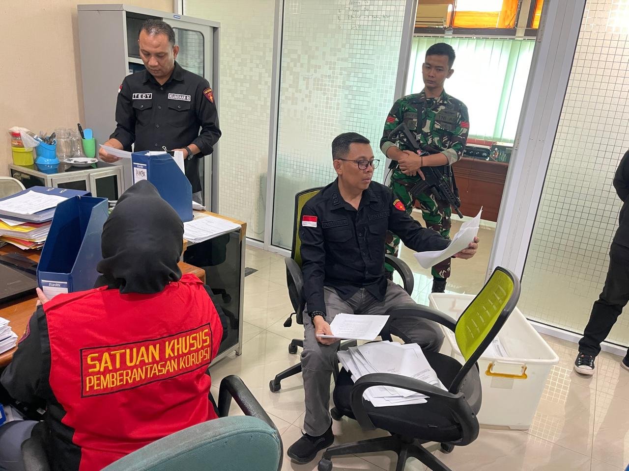 Tim Penyidik Kejati Sumsel melakukan penggeledahan kantor PT KMM di Palembang terkait dugaan korupsi distribusi semen tahun 2018–2022.