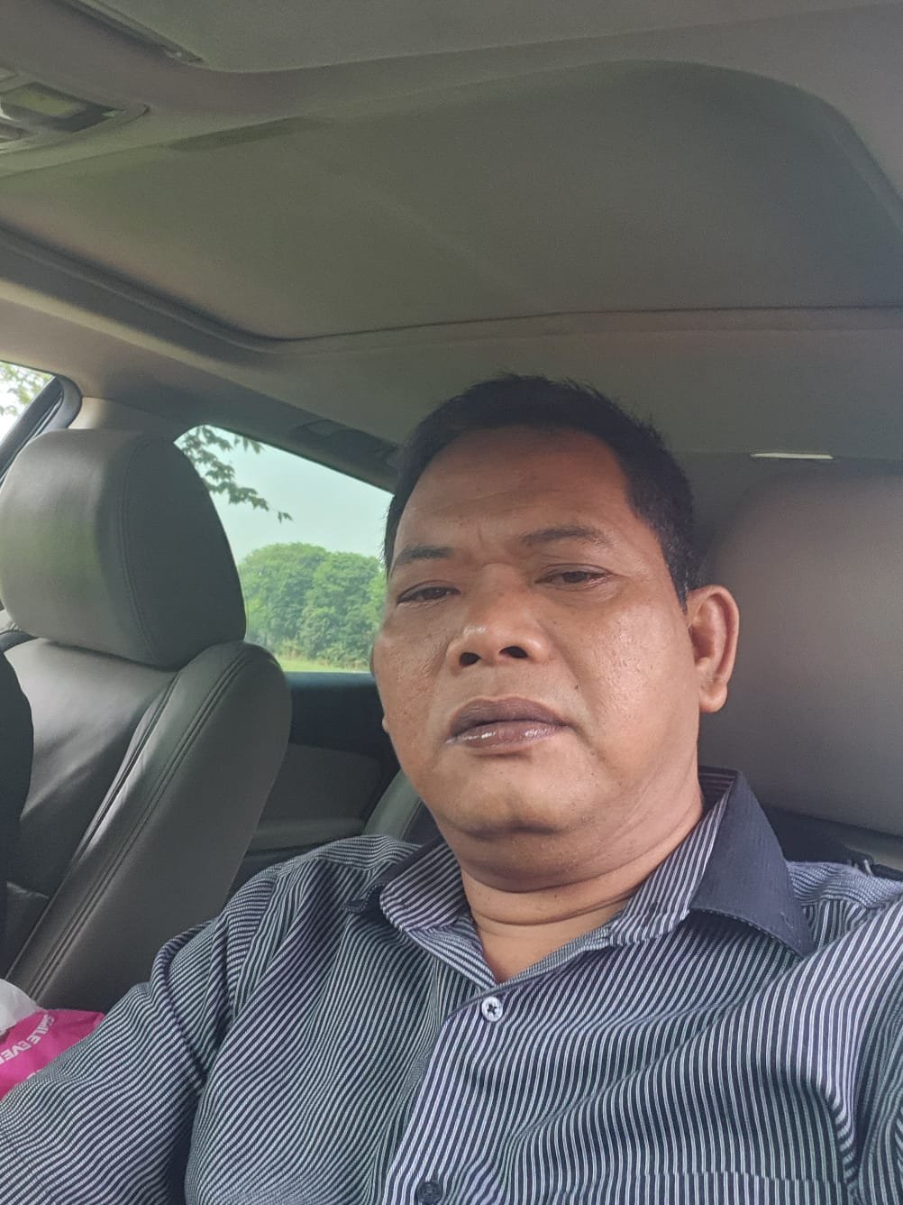 Ketua LSM Penjara Kabupaten Bekasi JM Hendro saat memberikan keterangan terkait dugaan pembongkaran jembatan Sukamulya tanpa prosedur.