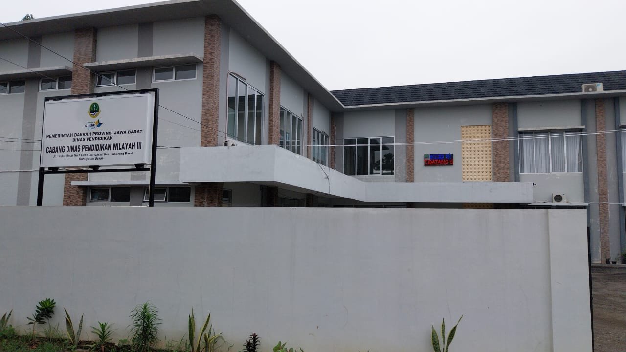 Kantor Cabang Dinas Pendidikan Wilayah III Bekasi tampak lengang saat tim Mediarjn.com datang untuk meminta klarifikasi terkait Kepala SMAN 9 Tambun Selatan yang kembali menjabat.