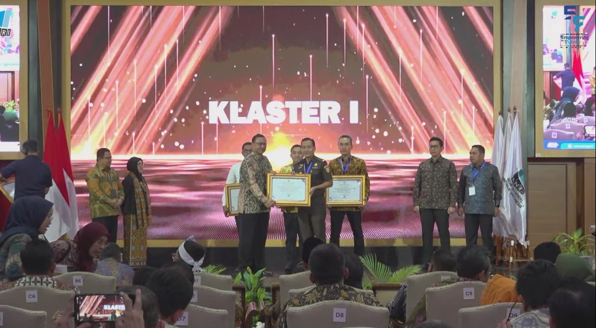 Penyerahan penghargaan ANRI kepada Kejaksaan RI atas capaian tata kelola kearsipan kategori sangat memuaskan tahun 2025.