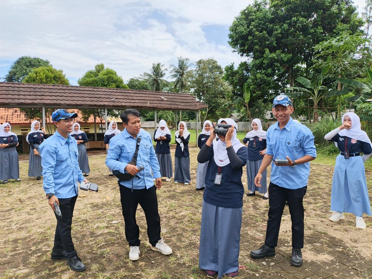 Pelajar Siwi sedang mengikuti pelatihan pilot drone tingkat dasar di JDA Jawa Barat, Kabupaten Bandung Barat.
