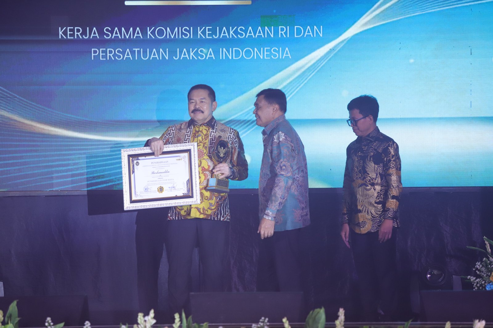Jaksa Agung ST Burhanuddin menerima penghargaan Lifetime Achievement pada Malam Anugerah Komisi Kejaksaan RI Tahun 2026 di Jakarta Selatan.
