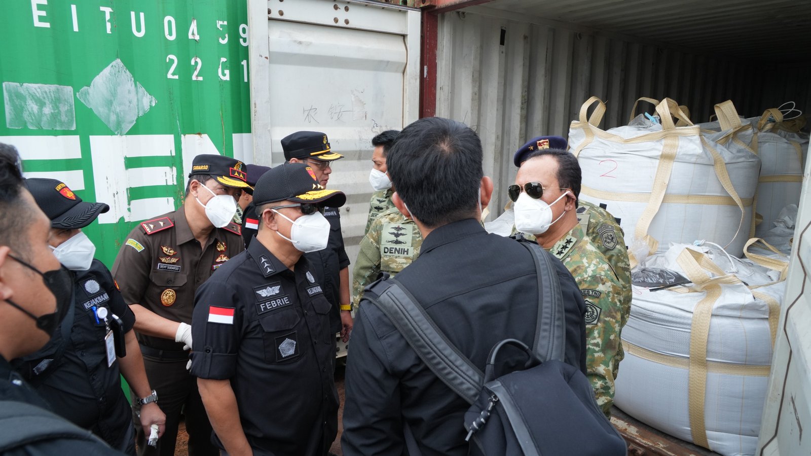 Kontainer mineral rare earth di Dermaga Batam saat diperiksa Satgas PKH dan TNI AL.