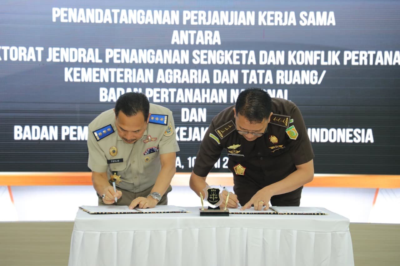Penandatanganan kerja sama pemulihan aset dan penyelesaian sengketa pertanahan antara Kejaksaan RI dan ATR/BPN.