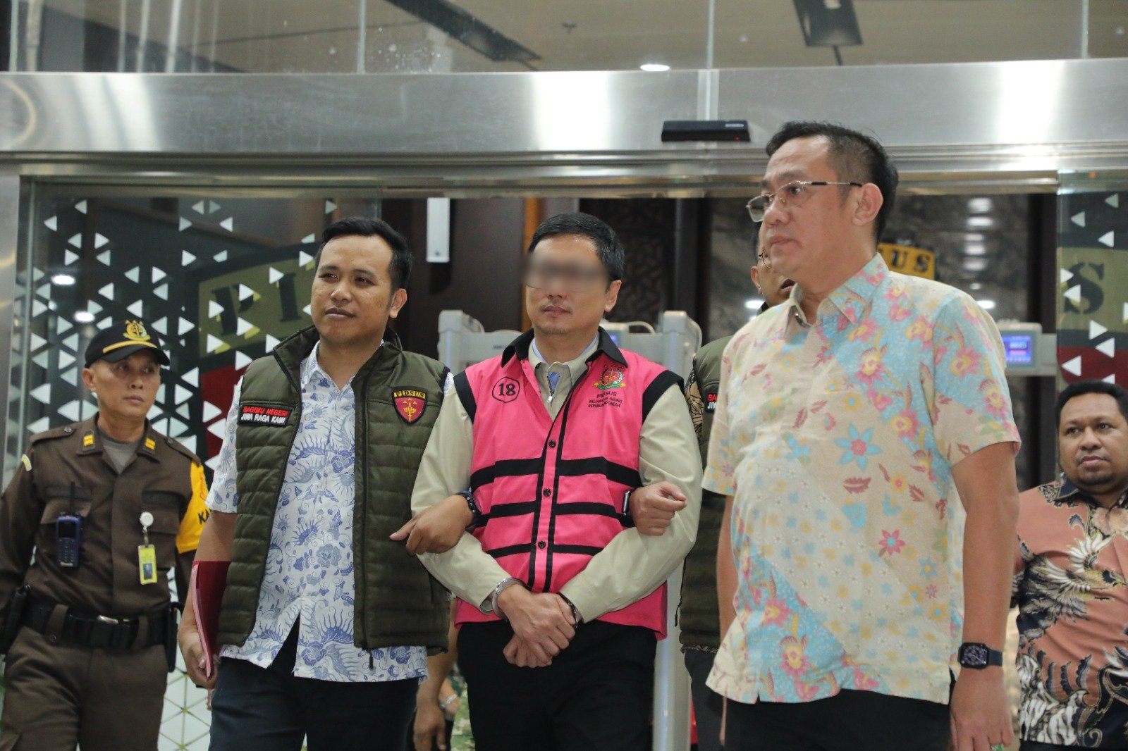 Penyidik Kejaksaan Agung menetapkan Komisaris PT YAT sebagai tersangka dugaan korupsi Program Makan Bergizi Gratis tahun 2025–2026.