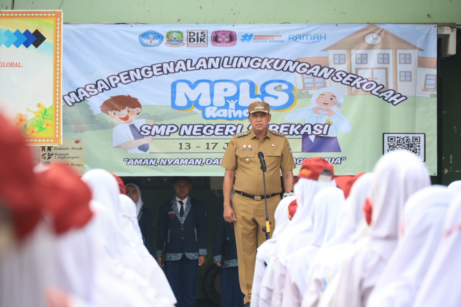 Tri Adhianto membuka MPLS Ramah Tahun Ajaran 2026/2027 di SMP Negeri 12 Kota Bekasi bersama ratusan siswa baru.